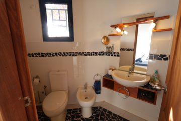 pics/photos/villa1/thumb-130_En-Suite-Badezimmer_En-suite-Bathroom_Salle-de-bain-attenante_Banheiro-privativo.png