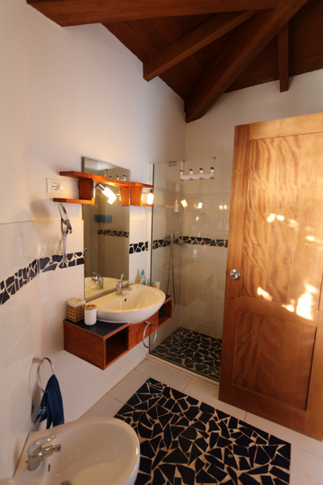 pics/photos/villa1/thumb-200_En-Suite-Badezimmer_En-suite-Bathroom_Salle-de-bain-attenante_Banheiro-privativo.png