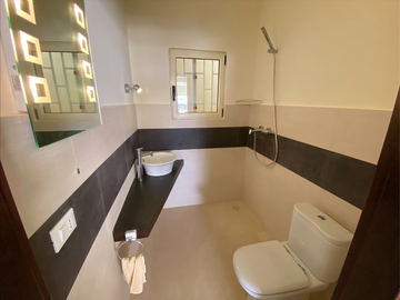 pics/photos/villa2/thumb-112_Gästebad_Guest-Bathroom_Salle-de-bain-des-invités_Banheiro-de-hóspedes.png