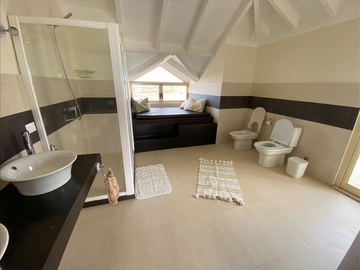 pics/photos/villa2/thumb-148_Master-En-Suite-Badezimmer_Master-en-suite-bathroom_Salle-de-bain-principale-attenante_Banheiro-privativo-principal.png