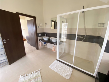 pics/photos/villa2/thumb-149_Master-En-Suite-Badezimmer_Master-en-suite-bathroom_Salle-de-bain-principale-attenante_Banheiro-privativo-principal.png