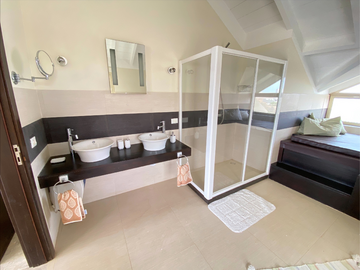 pics/photos/villa2/thumb-151_Master-En-Suite-Badezimmer_Master-en-suite-bathroom_Salle-de-bain-principale-attenante_Banheiro-privativo-principal.png