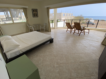 pics/photos/villa2/thumb-160_Gästezimmer-mit-Meerblick_Guest-room-with-sea-view_Chambre-d'hôtes-avec-vue-mer_Quarto-de-hóspedes-com-vista-para-o-mar.png