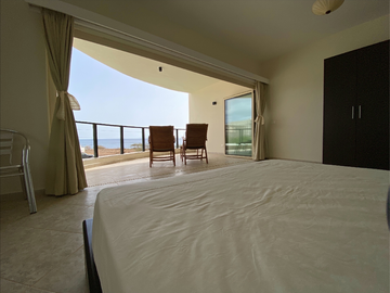 pics/photos/villa2/thumb-163_Gästezimmer-mit-Meerblick_Guest-room-with-sea-view_Chambre-d'hôtes-avec-vue-mer_Quarto-de-hóspedes-com-vista-para-o-mar.png